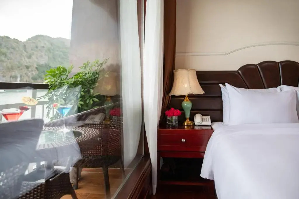 Dora cruise Lan Ha bay 5 star