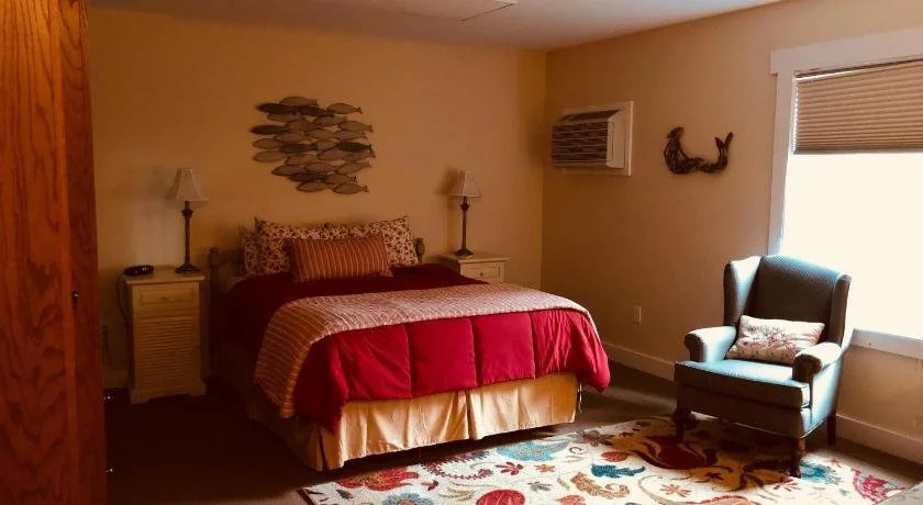 The Water's Edge Inn & Gallery