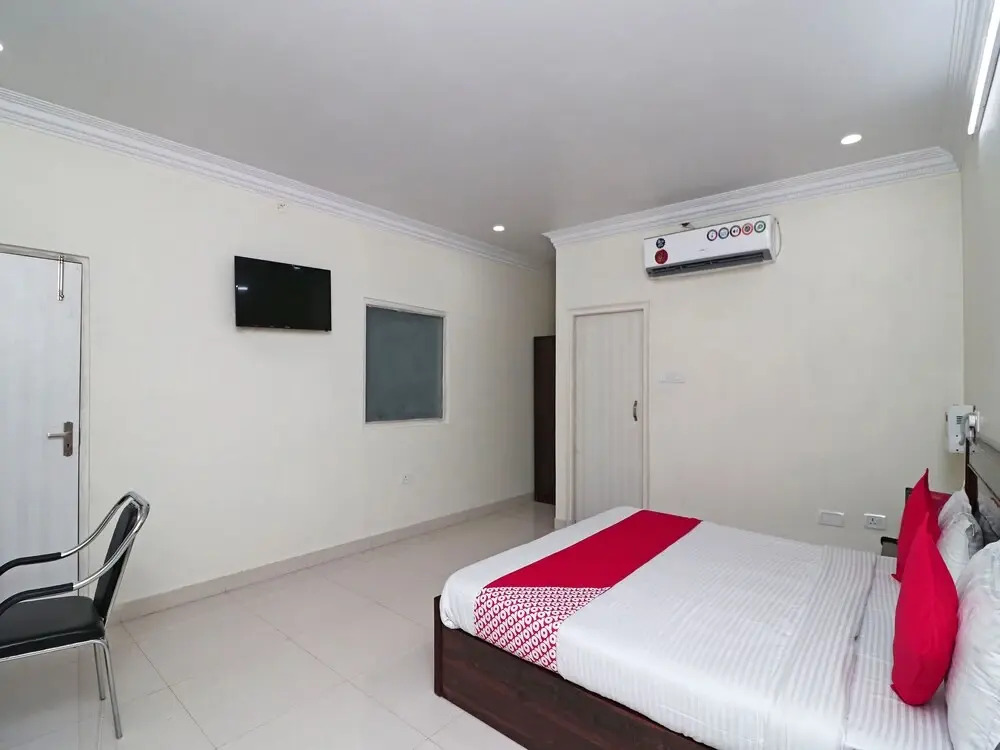 OYO 16551 Royal Aayoyjanam Hotel