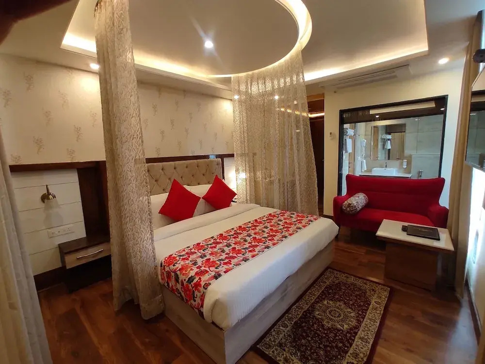 Abhilashi Residency & Spa - Centrally Heated & Air Cooled