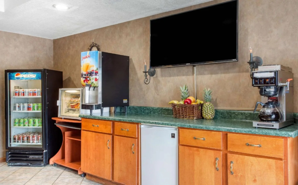 Rodeway Inn & Suites near Outlet Mall - Asheville