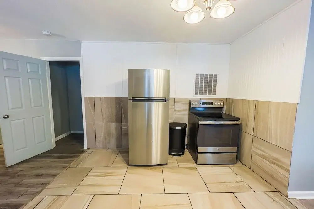 The Stone Castle - With Private Yard & Parking, Near Falls & Casino by Niagara Hospitality