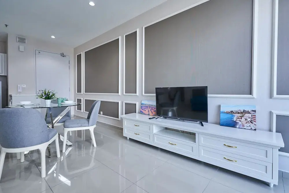OYO Home 1143 Elegant 2br I-soho I-city