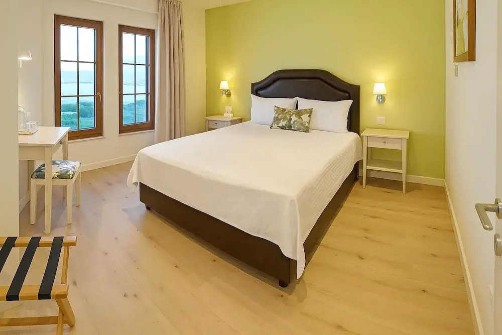Arktos Hotel Deluxe Suite With Lake View
