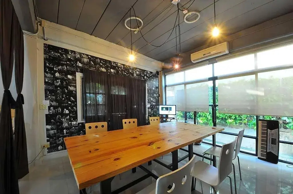 Pyat Music and Artel Guesthouse