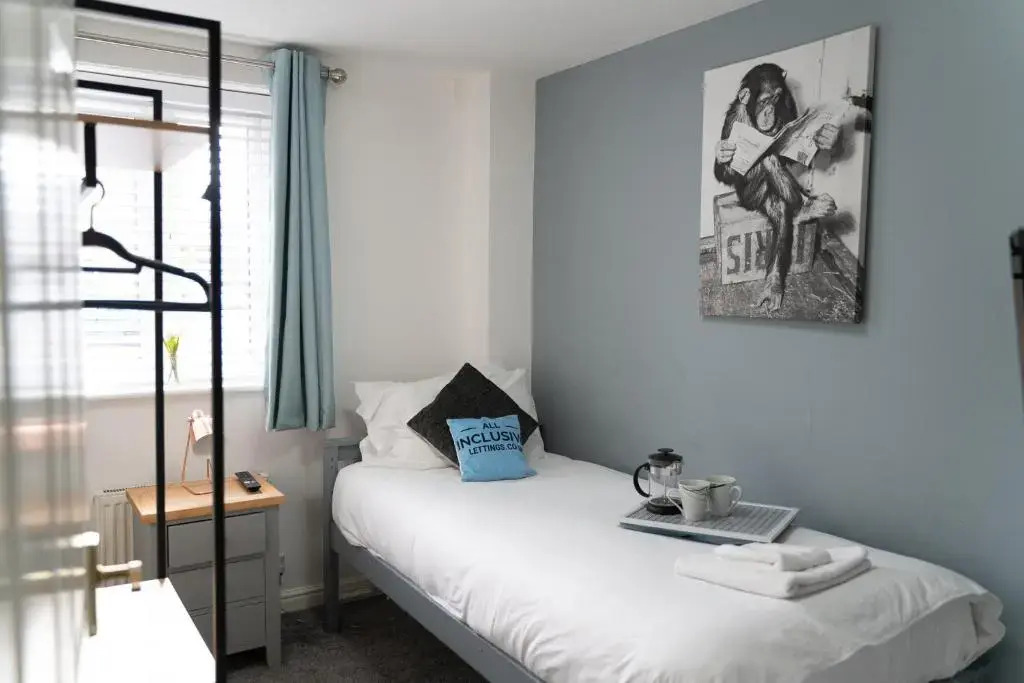 3 Smart TVs, Sleeps 3, VAN PARKING, Fast WIFI