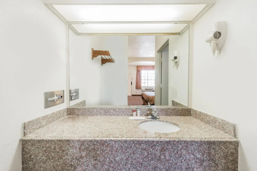 Americas Best Value Inn & Suites Fort Worth South