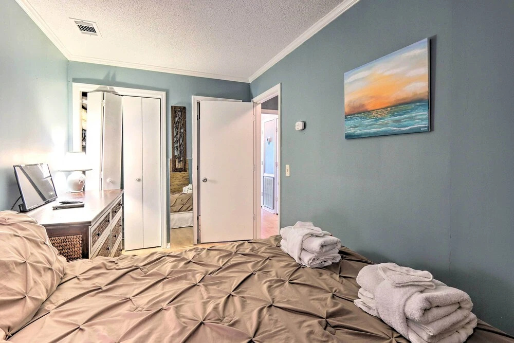 Walk to Folly Field Beach: Condo in Hilton Head!