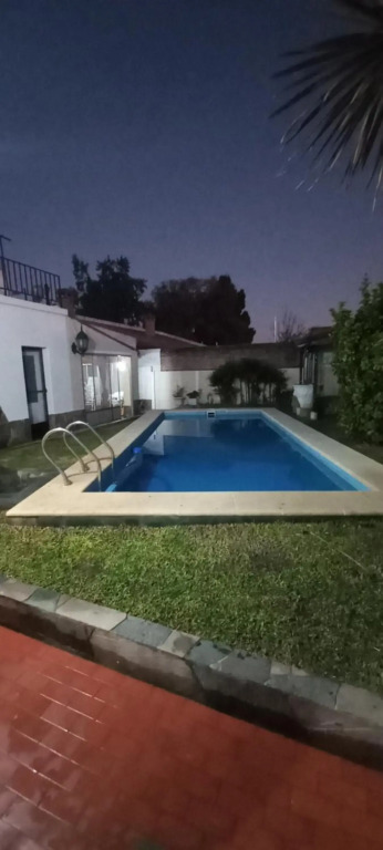 Casona LA FLORIDA con parque y pileta, a una cuadra del río