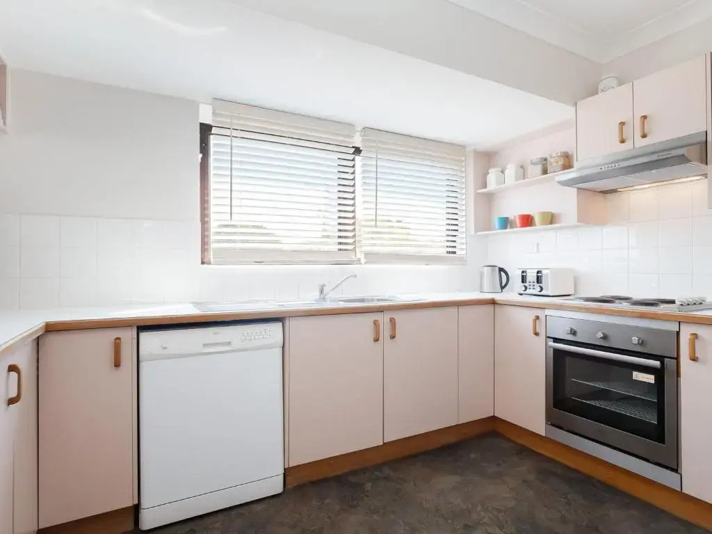13 'Carindale', 19 Dowling Street - large ground floor unit with pool & tennis court