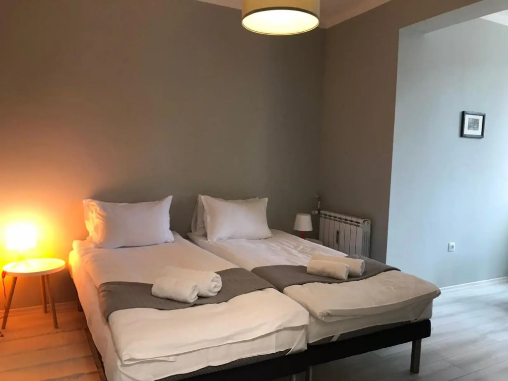 EU metro station, City Center, lovely 3-bedroom apartment, free parking