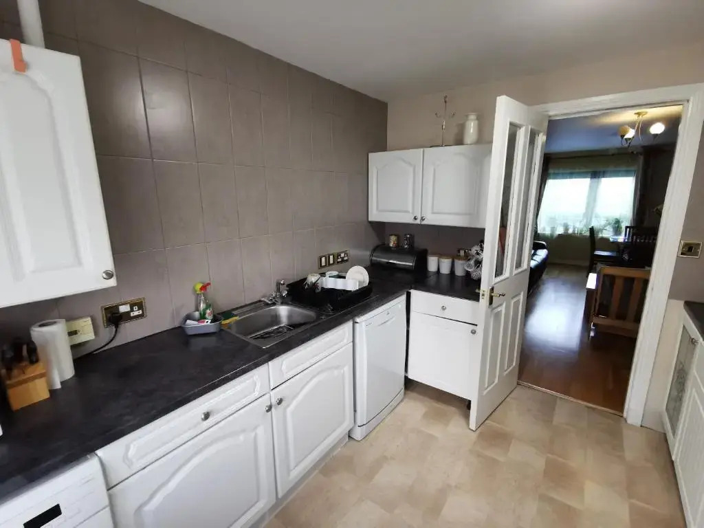 4 bedroom apartment with FREE parking perfect for groups and families!