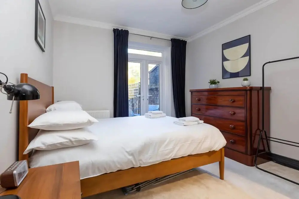 Stylish 2 Bedroom Flat With Large Private Garden