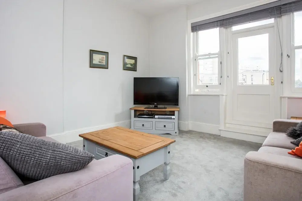 3 Bedroom Apartment by Battersea Park
