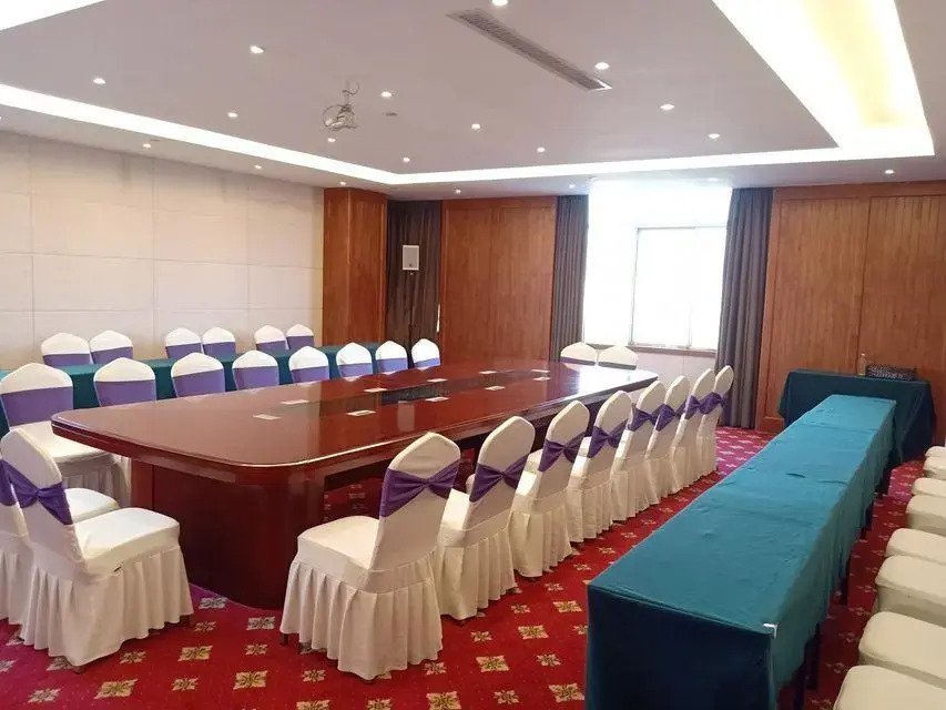 Qujing Longju Hotel (Zhanyi Passenger Terminal Branch)
