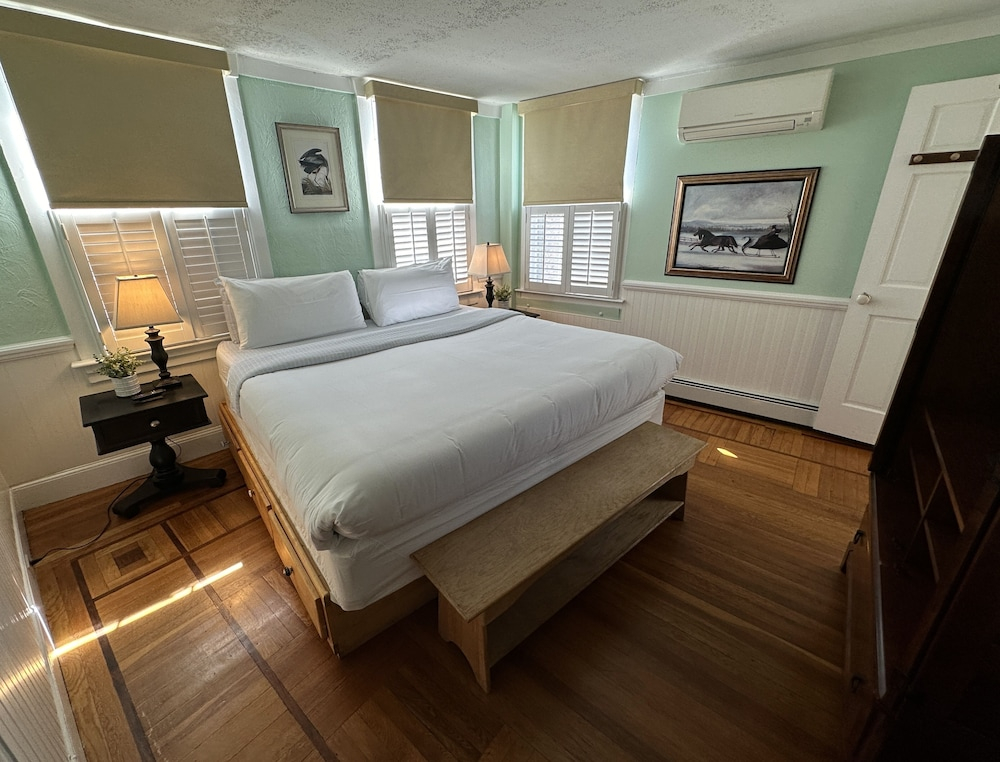 Entire Historic 5 Bed/ 5 Bath Inn Sleeps 17 5 Bedroom Home