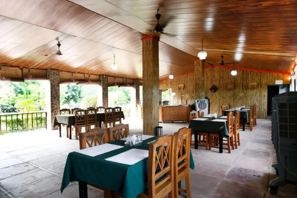 Rhea Safari Lodge