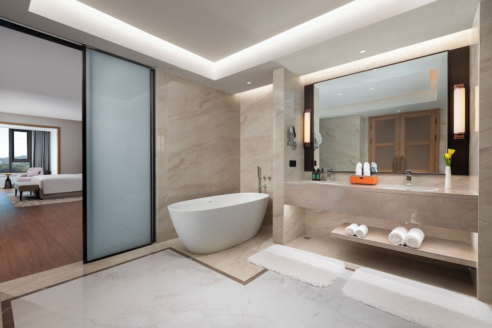 Crowne Plaza Xiangyang Fuchun Lakeside