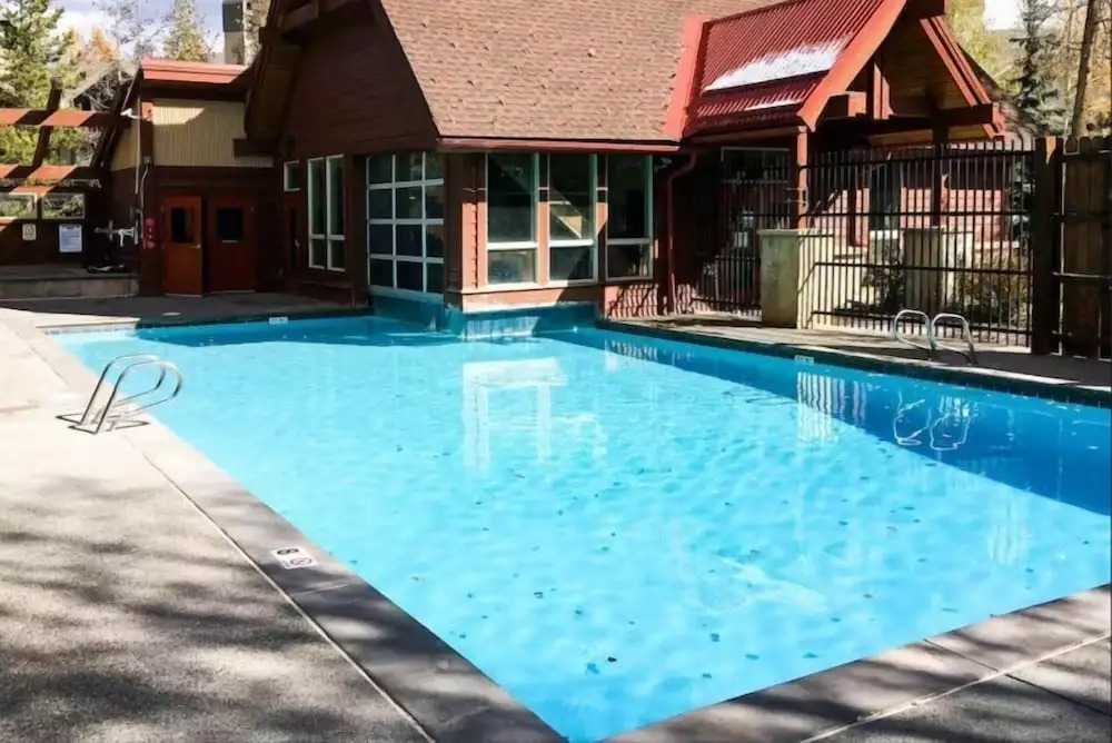4 O Clock Ski Run Spacious 2 Bedroom Rental - Half Block from Snowflake Lift!