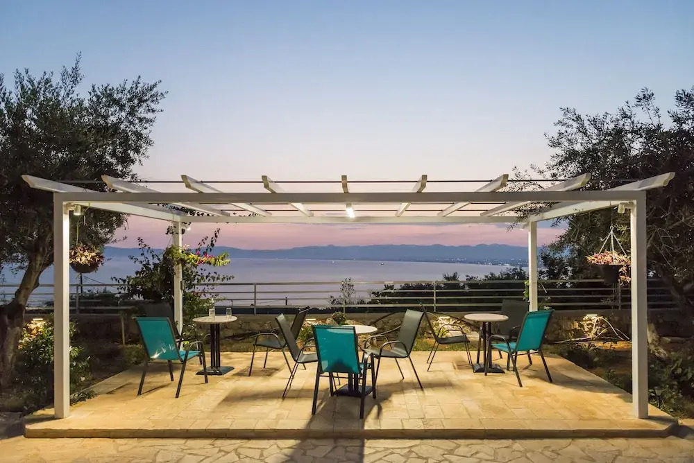Home Love, stone house by the pool near the sea