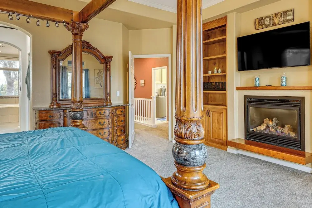 Napa Nearby! Large Home w/ Hot Tub & Dtwn Access