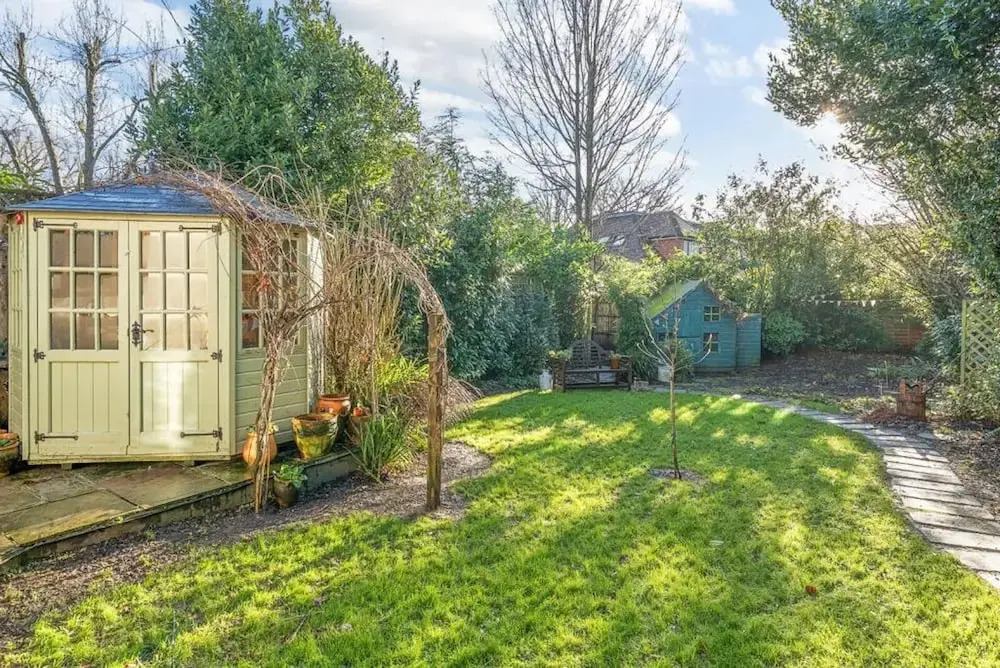 Cobham Home With Annex - Sleeps 6 - bbq & Fire pit