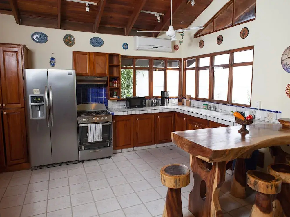 2 Bedroom Apartment Steps From The Beach