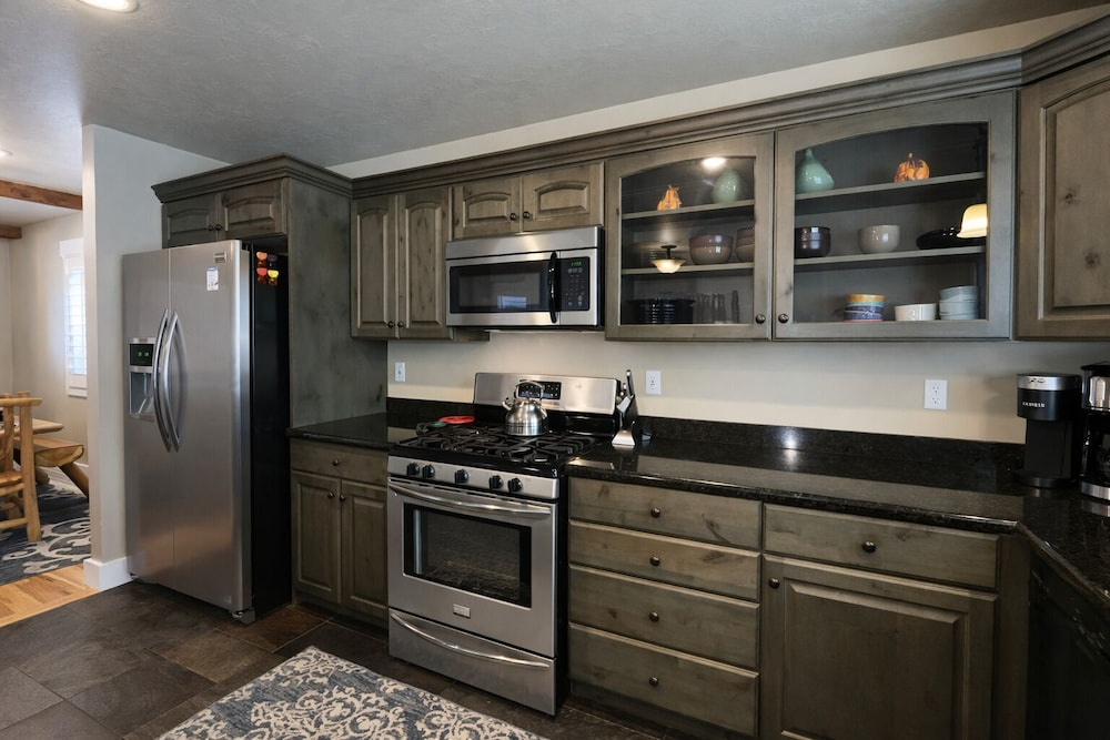 Charming Family Retreat With New Hot Tub, Walk To Main Street & Transit Center 470 3 Bedroom Home