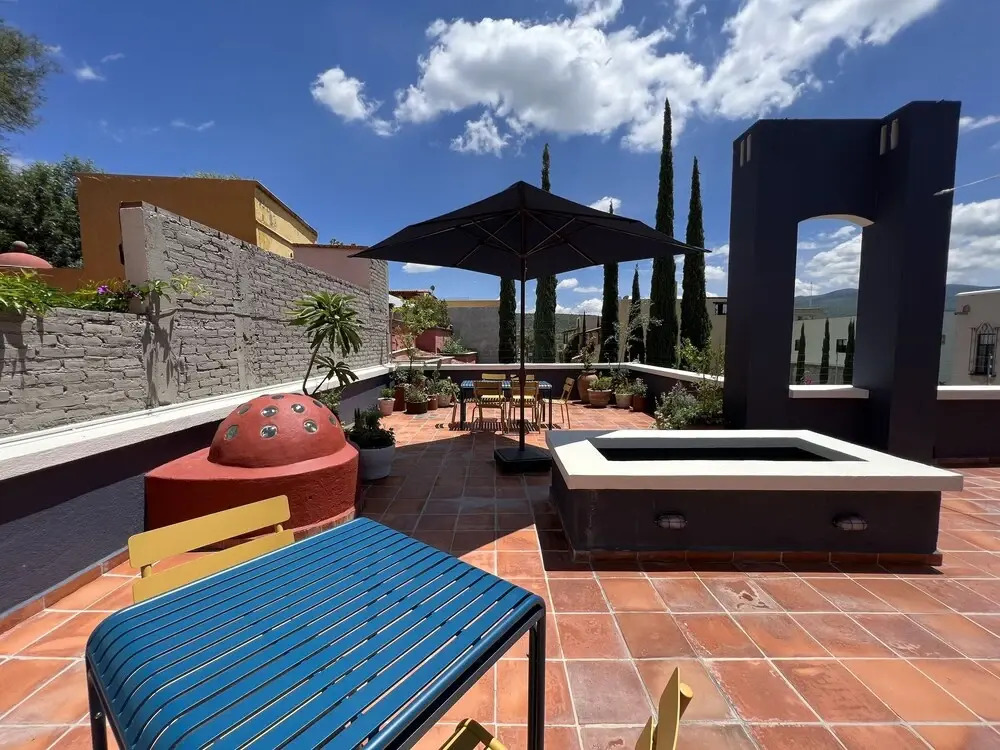 Rooftop Jacuzzi! Country-style 4 Bedroom Cottage