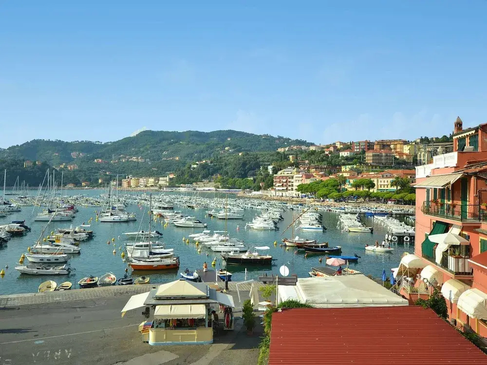 20 km from the 5 Terre, in a small town, 3-room apartment, terrace with view
