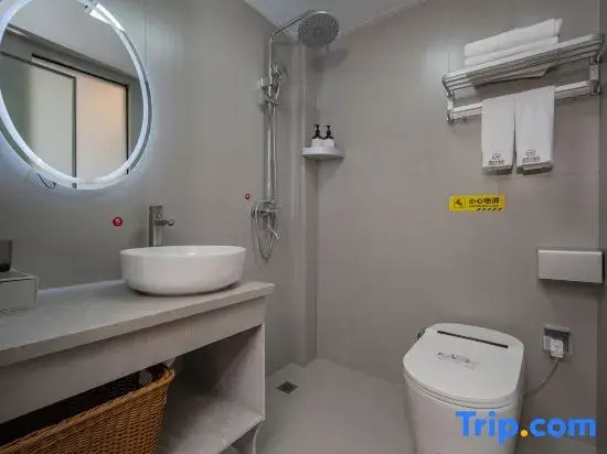 Dingfa Hotel (Xuan'en Gongxiu Cruise Ship)