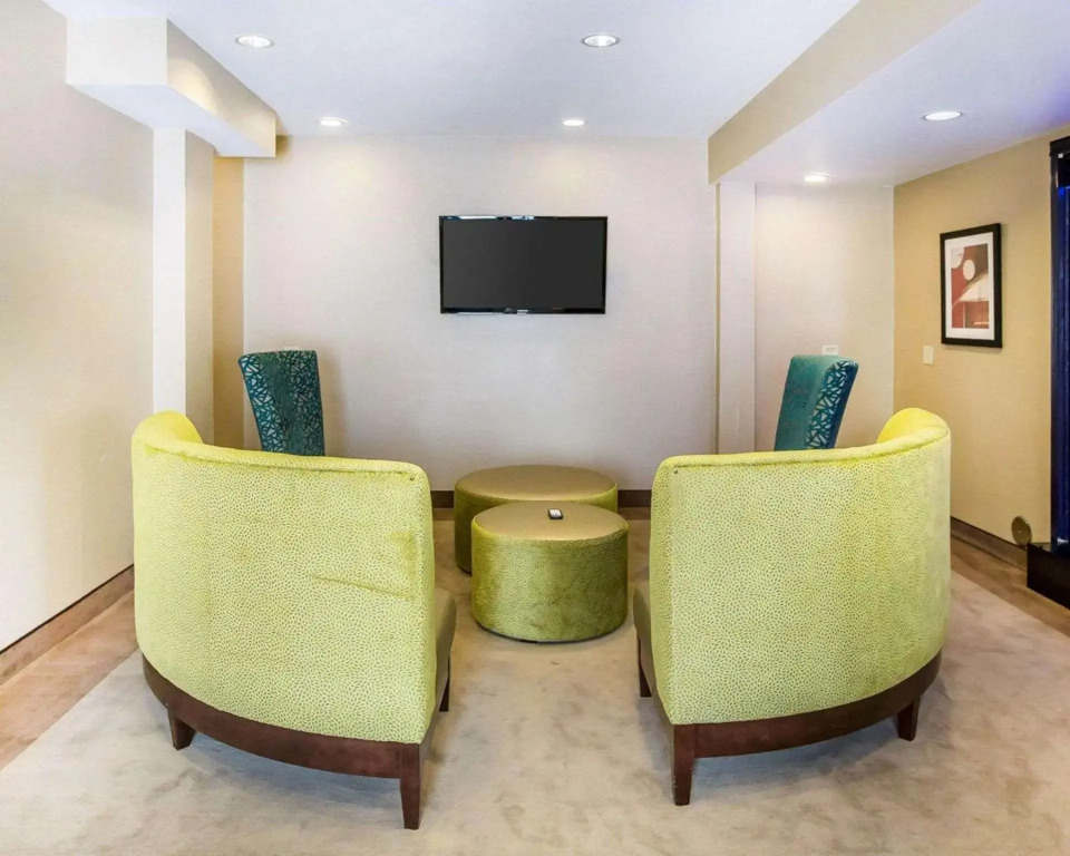 Comfort Inn & Suites near Tinley Park Amphitheater