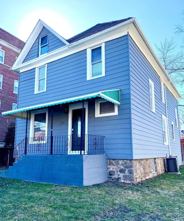 The Eastside Manor - Private Yard & Parking, Near Falls & Casino by Niagara Hospitality