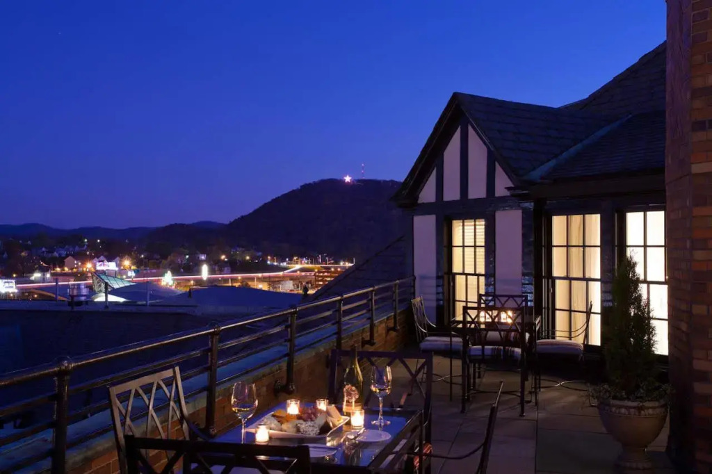 Hotel Roanoke & Conference Center, Curio Collection by Hilton