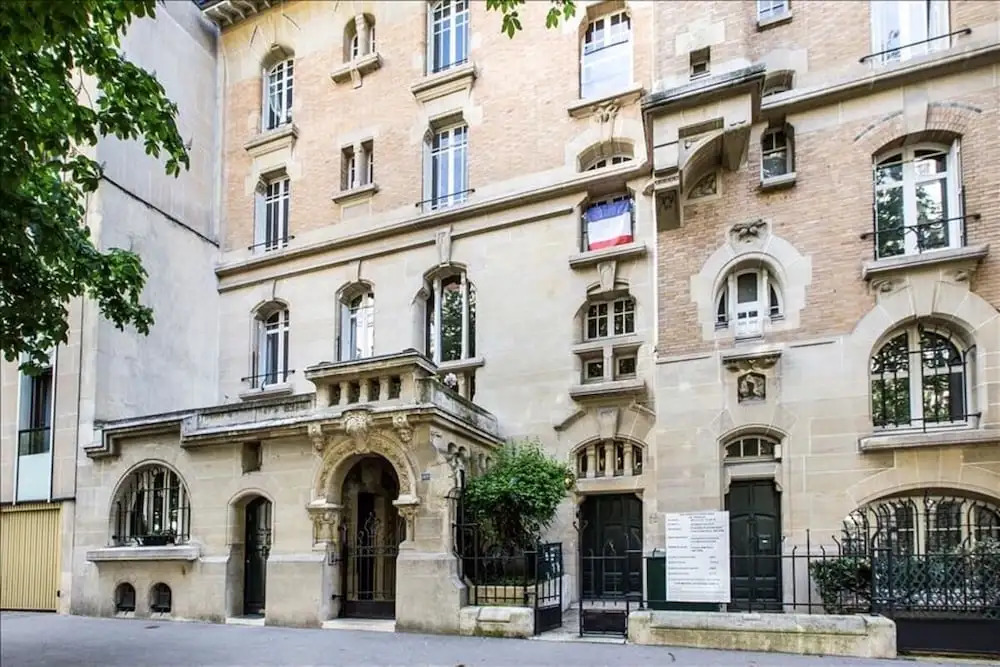 Gorgeous 3 Bedroom Apartment at Eiffel Tower