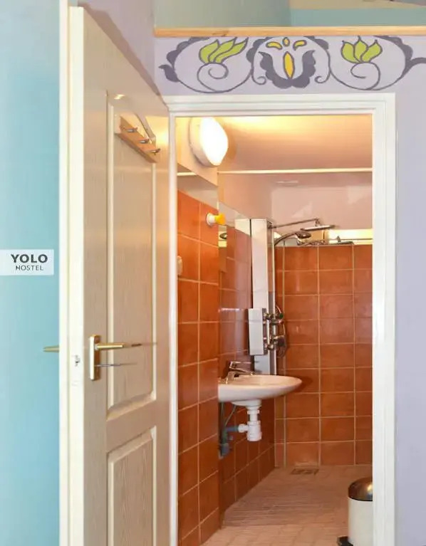 Yolo Hostel