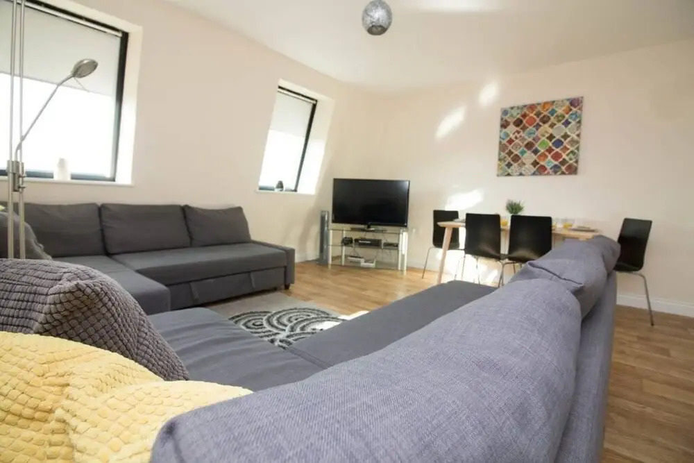 Stayzo Castle Penthouse 17 - A Clean Fresh Modern Apartment With Free Wi-fi