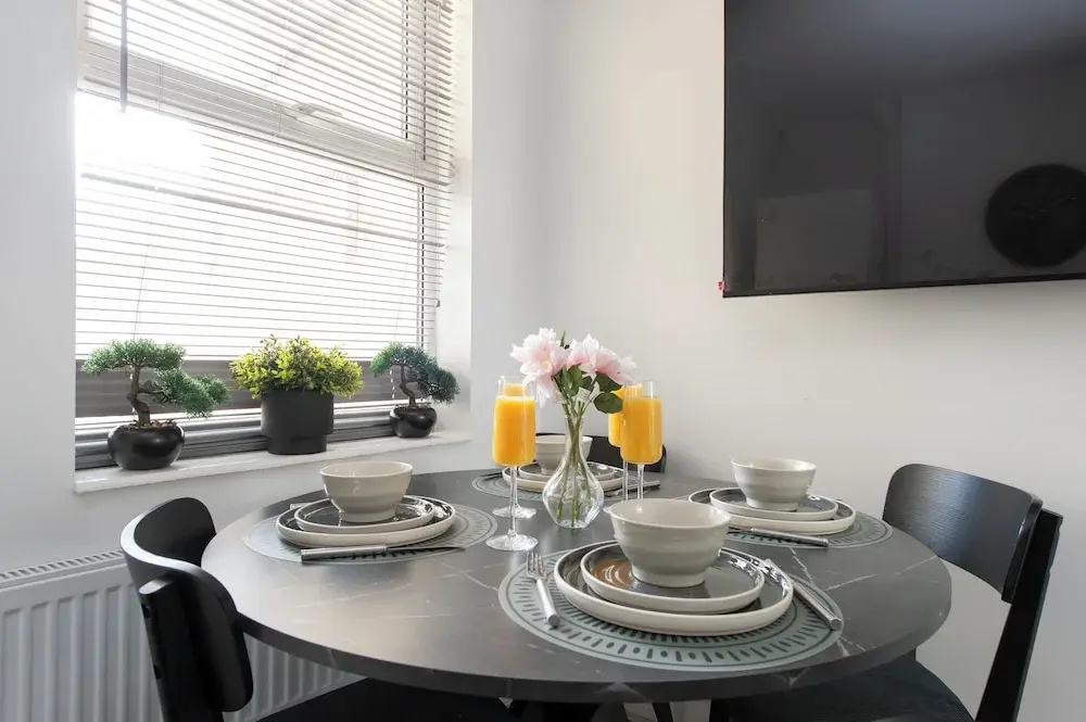 Stylish 4BR Home WiFi FreeParking
