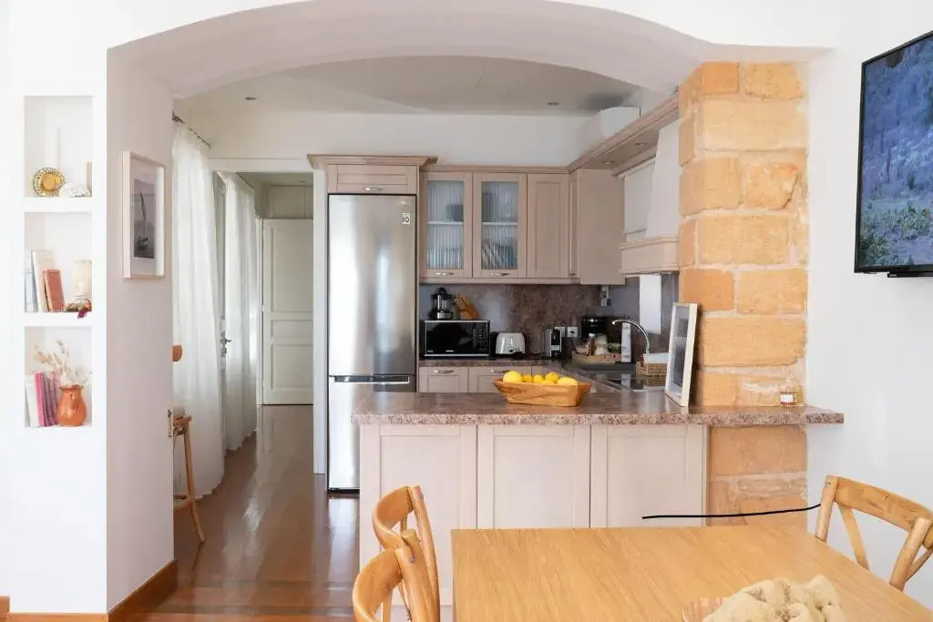 Naias Aegina, Sea-front apartment 95 sqm