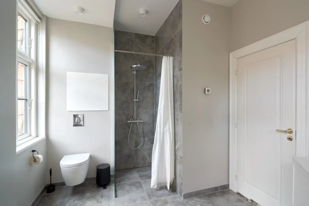 4br, Balcony, Extreme Location and Designer Apt