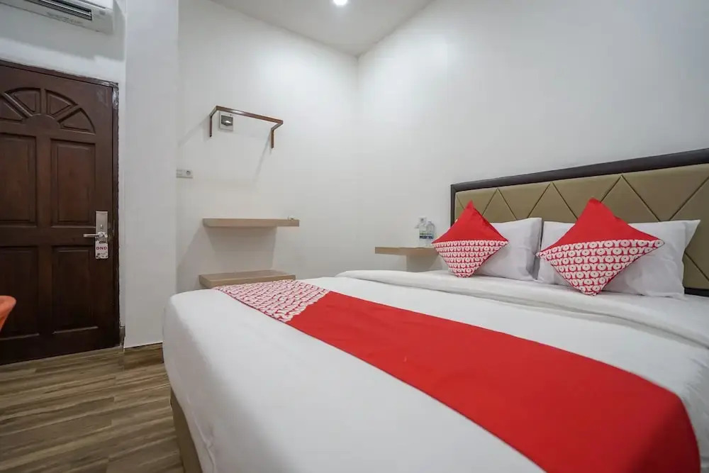 OYO 1270 Residence 8