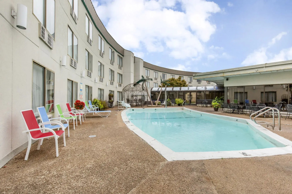 Lamplighter Inn-South