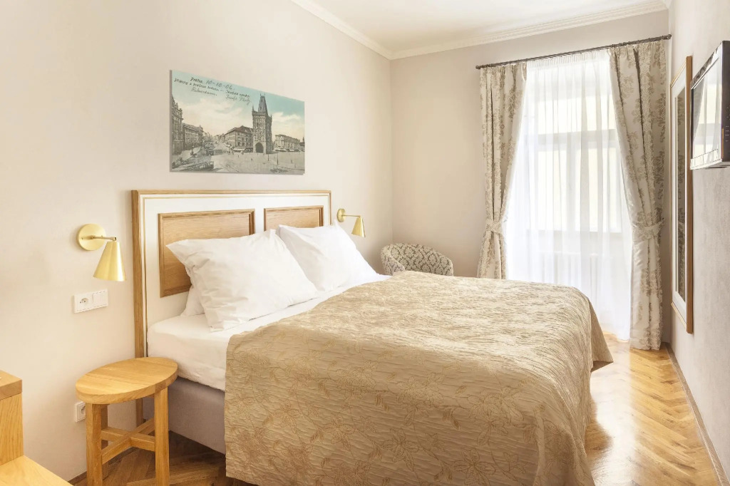 Hotel At the Golden Scissors