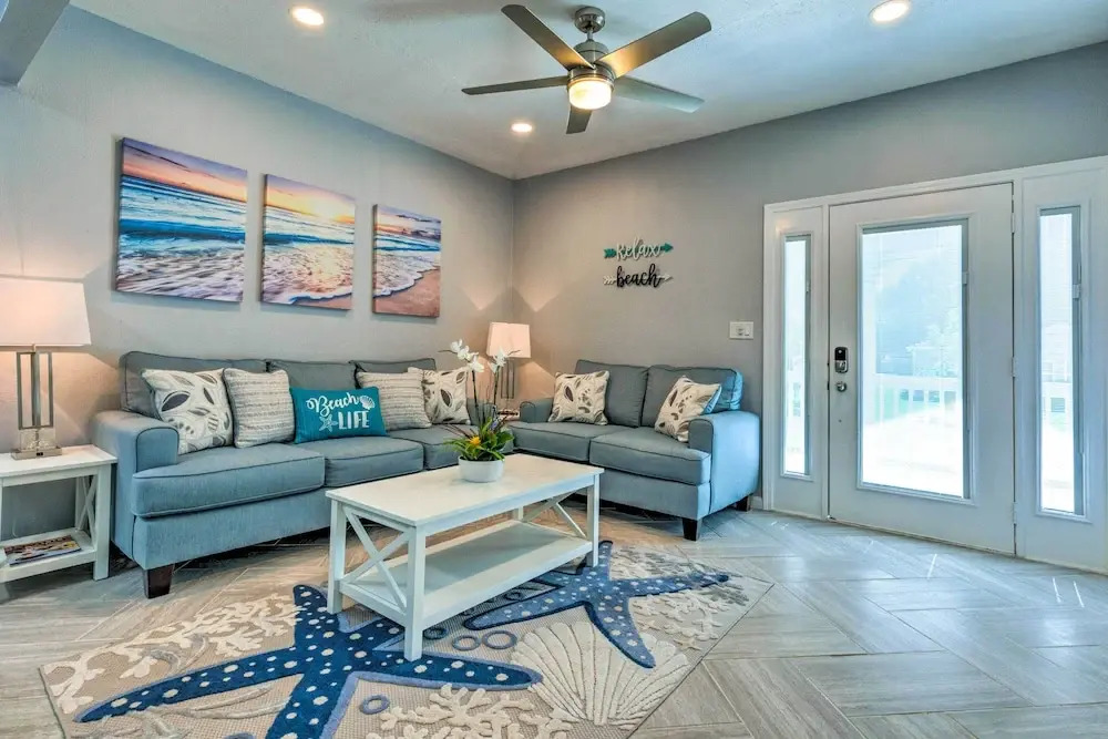 Charming Coastal Getaway, Near Beach & Pier!