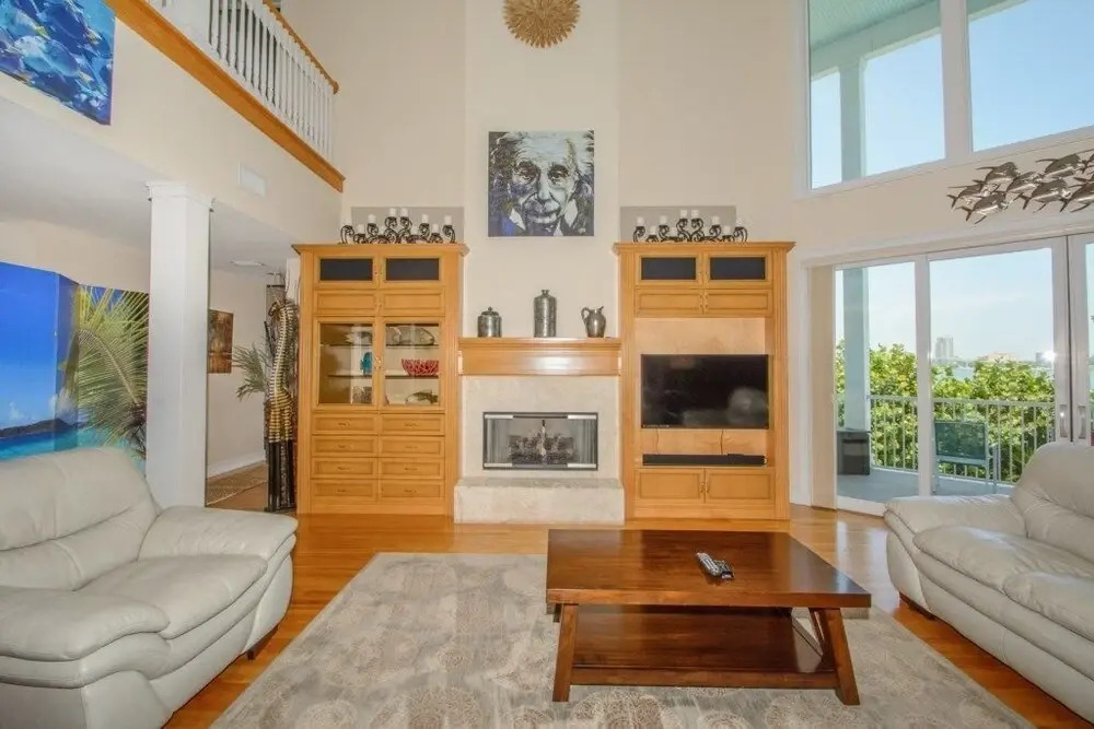 Beachcomber's Luxury - 5 Br home by RedAwning