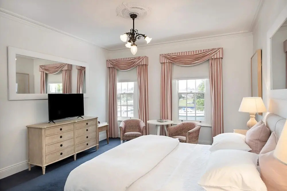 Oscars Waterfront Boutique Hotel