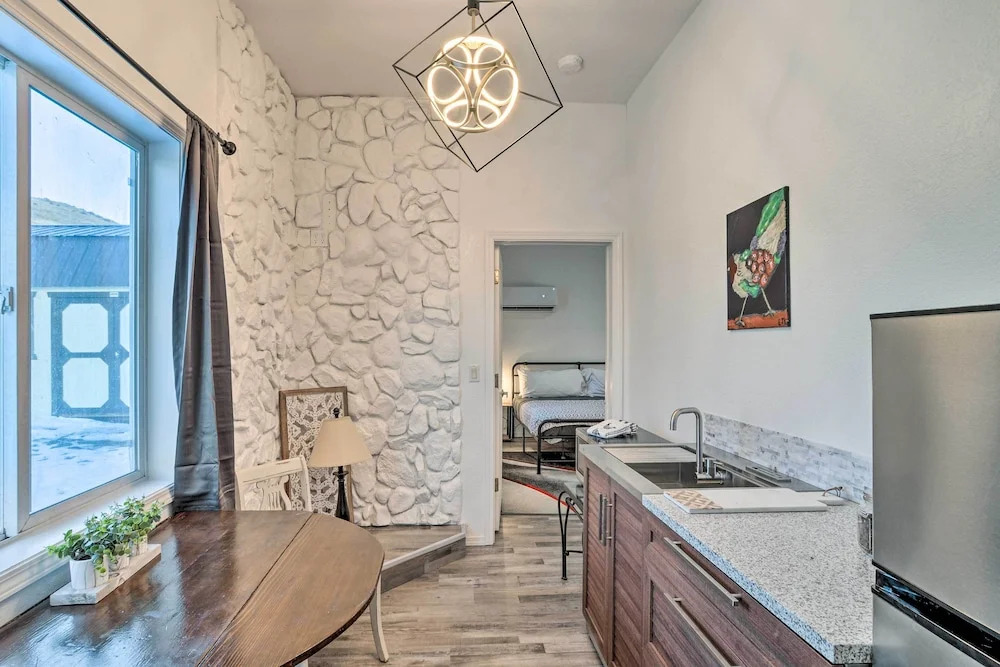 Stylish Klamath Falls Unit < 1/2 Mi to Oit!