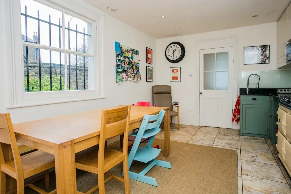 3 Bedroom Family Home Sleeps 6 in Camden