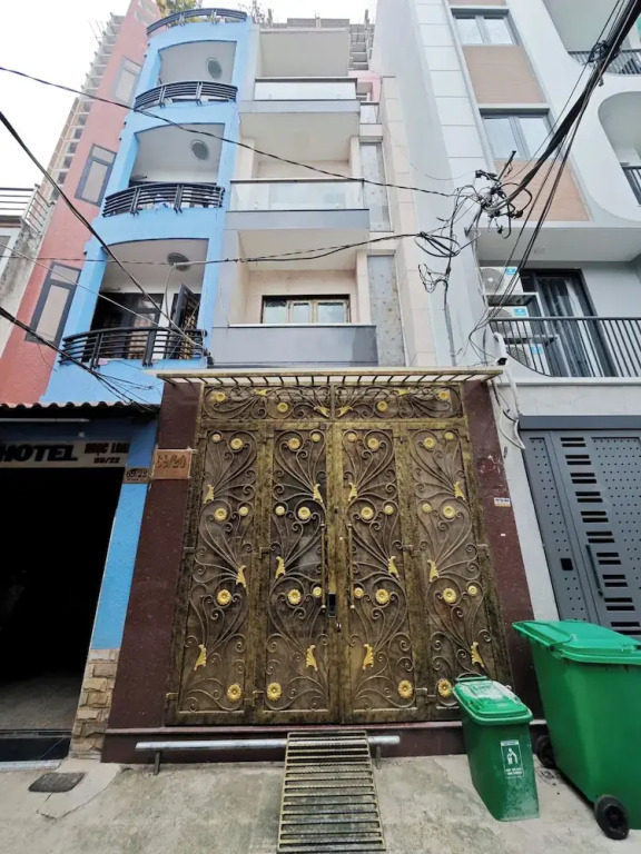 Hearth and Home De Tham
