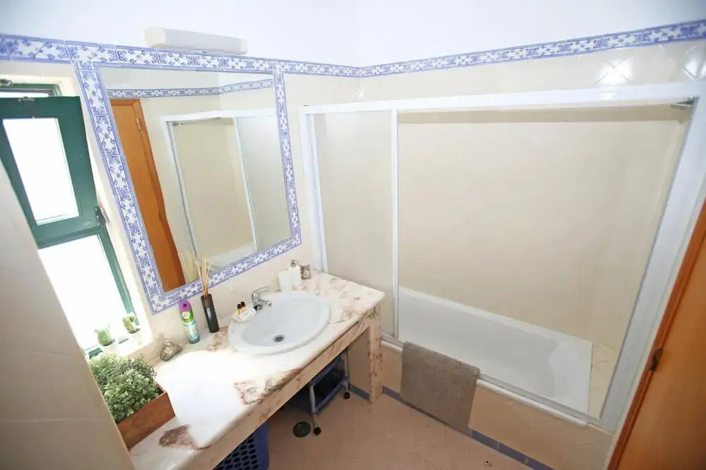 B16 - Sandy Pine Beachfront Flat in Lagos
